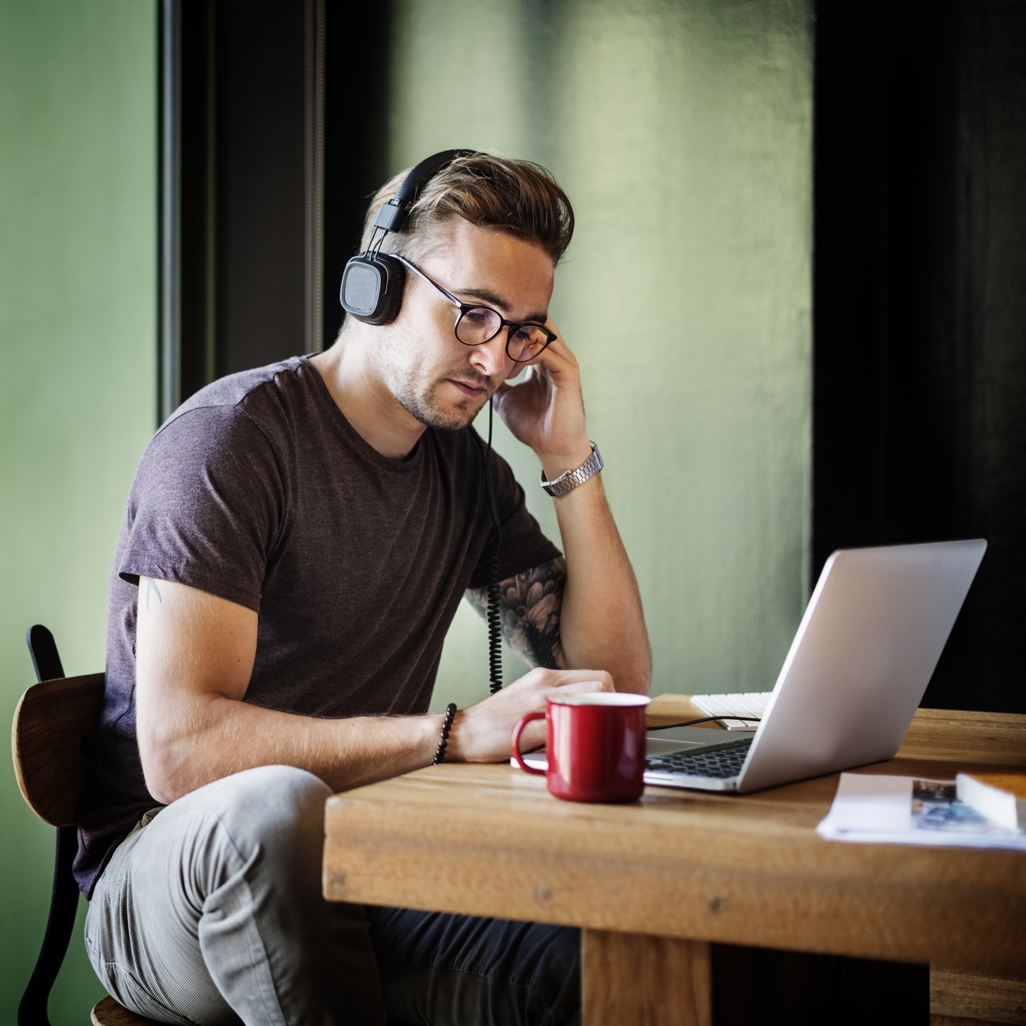 headphone-song-music-playlist-enterprise-connect-concept